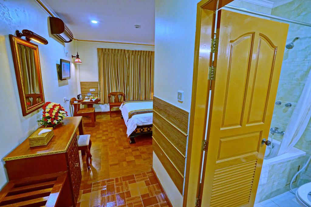 Yadanarbon Hotel 3*